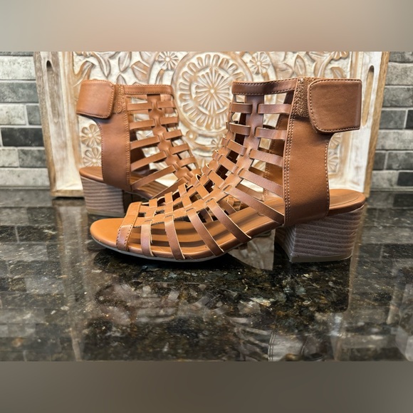 American Eagle Outfitters Shoes - American Eagle sandals Size 5